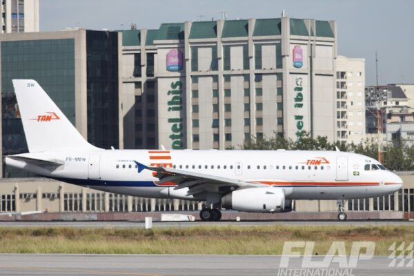 PR-MBW / A319 / TAM
